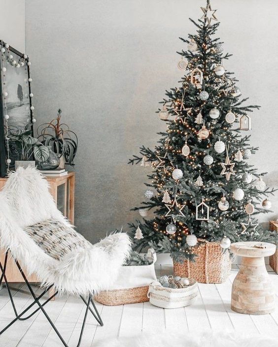 Décoration Noël de style chic décoration de noël de style chic avec un sapin et un fauteuil blanc