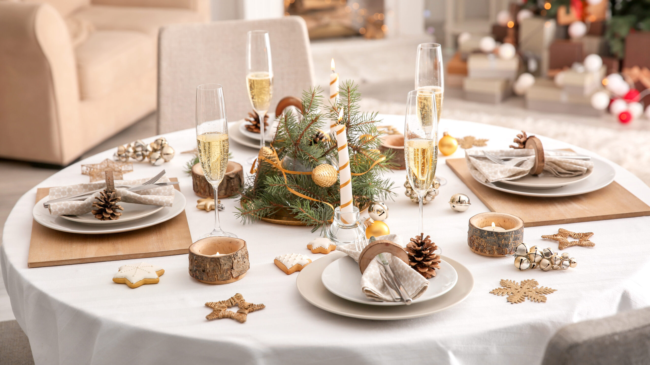 décoration de la table de Noël bois et neutre
